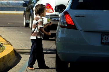 Fueron reintegrados a sus familias 14 niñas y niños chiapanecos que eran obligados a pedir limosna y limpiar parabrisas en Aguascalientes. – Foto: Archivo Cuartoscuro