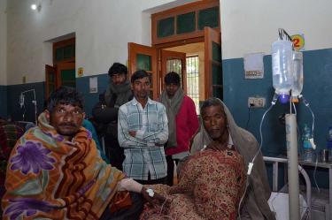 Más de 100 muertos en India por ingerir alcohol adulterado