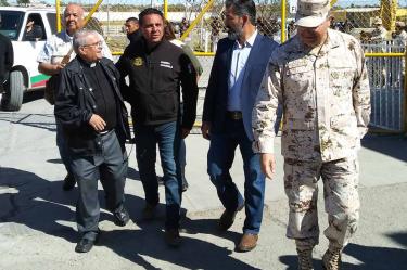Recorre legislador de Texas albergue migrante en Piedras Negras