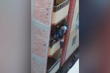 Avienta a su esposa de un tercer piso porque le pedía para el gasto