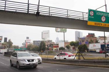 Autos sobre Viaducto circulan en carriles centrales