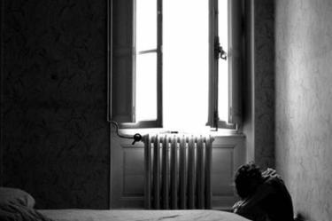 Niño cuida a su madre todo un día sin saber que estaba muerta