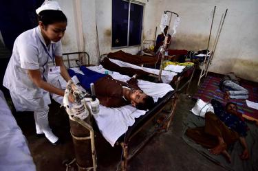 Otro caso de alcohol adulterado en India causa al menos 93 muertos