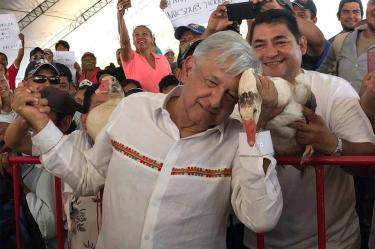 A su llegada a un mitin con simpatizantes en la comunidad de Benito Juárez en el municipio de Candelaria