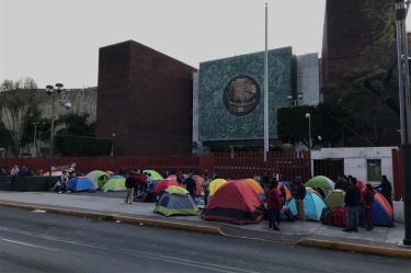 Con plantón en San Lázaro, CNTE exige reinstalen a maestros