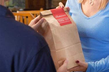 En venganza por mala propina, pone sus genitales en comida