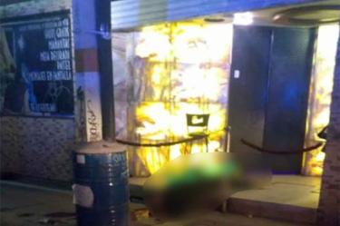 El cuerpo de un hombre quedó en la puerta de un bar. Foto: Especial