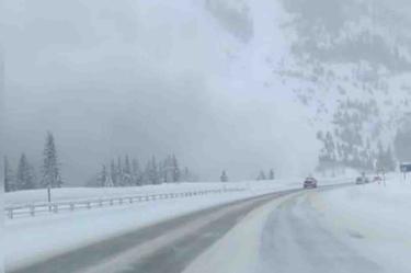 Graban aterradora avalancha sepultando autopista en Colorado
