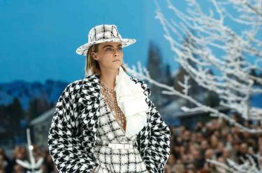 Chanel rinde emotivo homenaje en París a Karl Lagerfeld
