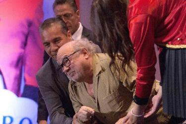 El actor se cayó al subir la tarima previo a la conferencia de prensa. Foto: Captura de pantalla