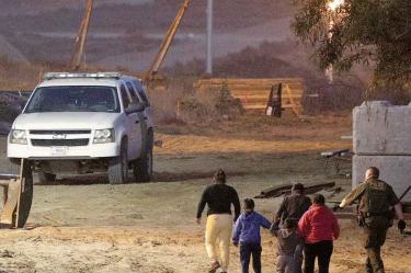PROBLEMAS. Las familias migrantes que llegan a EU no tienen la certeza de reunificarse, en caso de ser detenidas. Foto: AP/Archivo