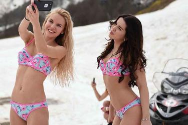 Con diminutos bikinis rusas celebran llegada de la primavera