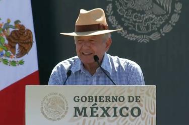 Una guerra de porras, se registró durante el arribo del presidente Andrés Manuel López Obrador a Encarnación de Díaz, Jalisco.
