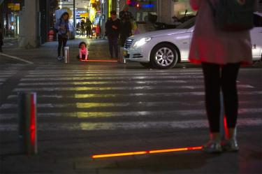 Tel Aviv instala semáforos para ‘zombis’ que usan el celular