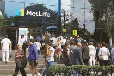 Viven en zozobra por seguro de separación; se forman hasta 6 horas