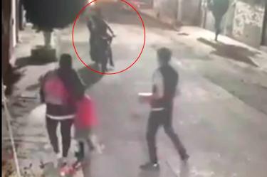 En menos de 30 segundos asaltan a familia en Iztapalapa