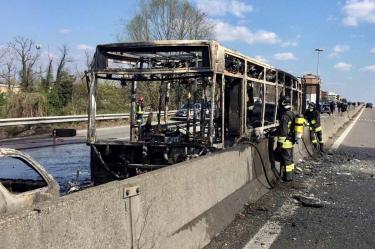 Hombre secuestra e incendia autobús con estudiantes en Italia, sin heridos