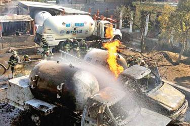  En el sitio del incendio había pipas de las compañías Gas Popo y Gas Urbano; el fuego consumió dos unidades. Foto: Especial