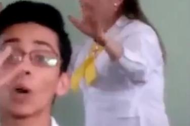 Alumno vende dulces mientras maestra regaña a compañeros