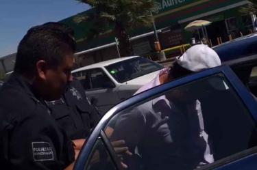 Maestro de primaria va ebrio a dar clases, lo detienen en Pachuca
