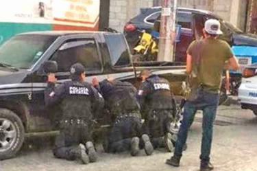 Despojan y arrodillan a policías en Puebla; hubo dos hechos el fin de semana