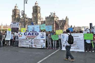 Docentes denuncian tres meses sin pago; son mil 515 maestros y personal de 300 centros