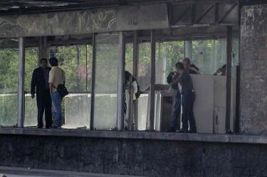 Aprovechan botes del Metrobús para tirar basura de casas; los quitan