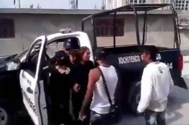 Un policía y una mujer policía de Chimalhuacán intentaron detener a un hombre; sacaron el arma, dispararon, pero ni así pudieron / Foto: Especial