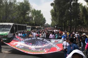 Llegan maestros de la CNTE a la Cámara de Diputados