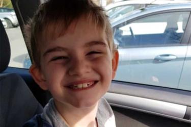 Escuela obliga a niño autista a usar chaleco reflejante