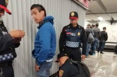 Mujer acusa a joven de abuso sexual en el Metro