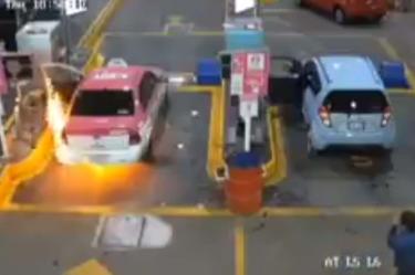 ¡Vaya susto! Captan momento en que taxi se incendia en verificentro