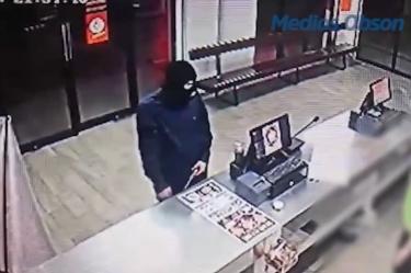 Un solitario ladrón encapuchado y con pistola en mano, intentó asaltar una pizzería, pero en un descuido un empleado de la cocina se abalanzó sobre el hampón, le propinó una tremenda paliza.