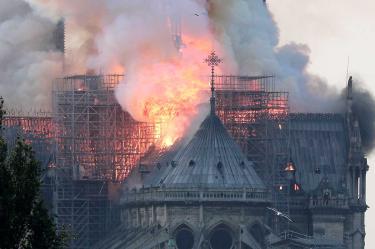 Macron anula su alocución tras incendio de catedral de Notre Dame
