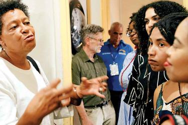 Carrie MAe Weems. La artista estadunidense (segunda de izq. a der.) participa en el encuentro isleño con El espíritu que reside. Foto: AP