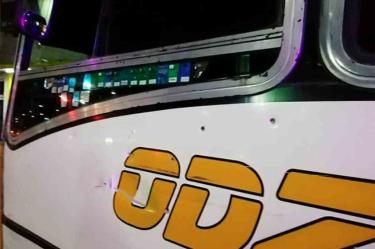 Balean autobús desde auto en movimiento en Hidalgo