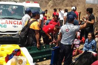 Vuelca autobús rumbo a las Grutas de Cacahuamilpa; 40 lesionados