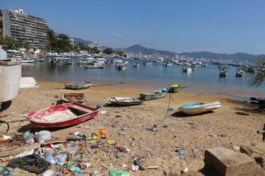Vacacionistas se van, dejan 400 toneladas de basura en Acapulco