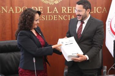 Martí Batres Guadarrama, presidente de la Mesa Directiva del Senado, recibió la Reforma Laboral aprobada por la Cámara de Diputados el pasado 11 de abril. – Foto: Twitter @senadomexicano