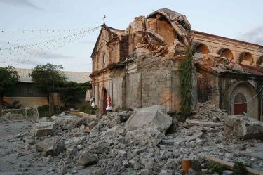 El Servicio Geológico de Estados Unidos estimó su magnitud en 6,3 y situó su centro 13 kilómetros al este de Tutubigan, a una profundidad de 70,2 kilómetros, mientras continuaban las labores de rescate por el temblor anterior / Foto: AP