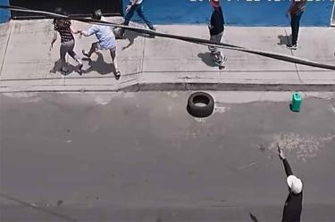 Hombres armados amagaron a las víctimas y los despojaron de celulares, bolsos y cámaras en la colonia Arenal. Foto: Captura del video