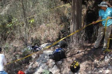 Encuentran osamentas en cueva de Guerrero