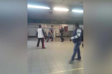 Un vagonero noqueó a un policía tras una pelea. Foto: Captura de pantalla