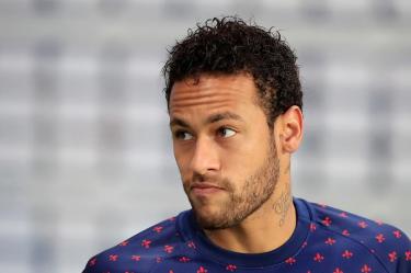 Poco le sirvieron a Neymar las excusas que presentó en redes sociales tras la imprudente acción, en las que trató de justificar su comportamiento. (Reuters)