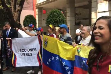 Un grupo de venezolanos llegaron a las puertas de la embajada de Venezuela en la Ciudad de México