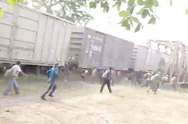 Migrantes que viajaban en La Bestia bajaron corriendo para huir de las autoridades del Inami hacia terrenos cercanos, barrancas y riachuelos. Foto: Especial