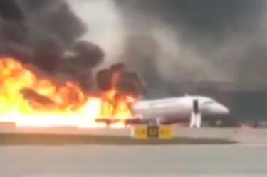 Se incendia avión en Rusia