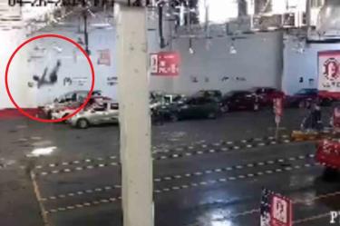 ¡Vaya accidente! Empleado cae de techo en verificentro