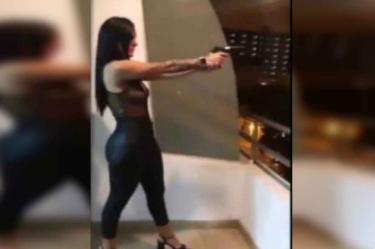 Joven dispara desde un balcón; la arrestan por chistosita