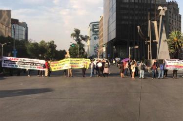 Caos en Reforma por bloqueo en carriles centrales 